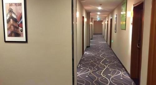a hallway of a hospital with a long hallwayngth at 7 Days Premium Dezhou Qingyun Nanhuan Building Materials Market in Dezhou