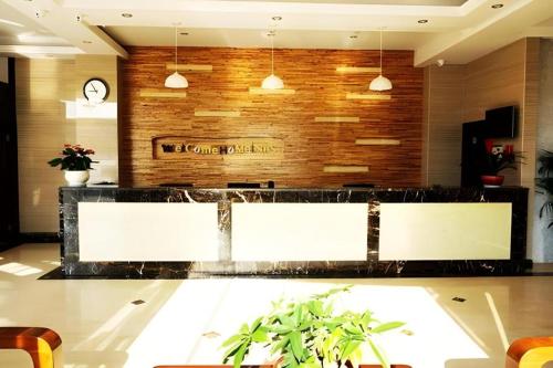 a lobby with a reception desk in a building at Home Inn Neo Zhuji Zhejiang Agriculture and Forestry University in Shaoxing