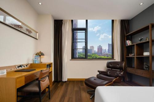 an office with a desk and chairs and a window at James Joyce Coffetel·Anyang Text Museum in Anyang