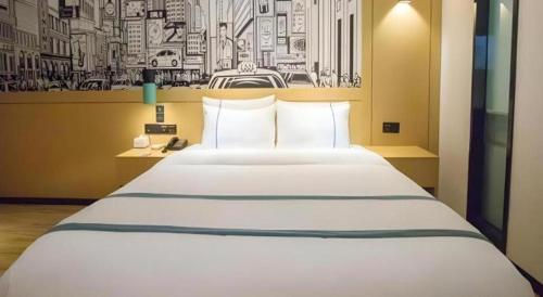 a large white bed in a hotel room at City Comfort Inn Beiliu Yongfeng Plaza Chengnan Bus Station in Yulin