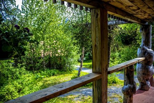 Jardín al aire libre en Midnight Sun Log Cabins