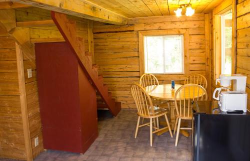 Imagen de la galería de Midnight Sun Log Cabins, en Moose Pass
