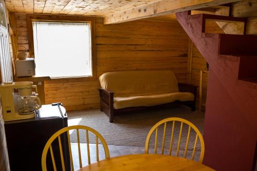 Zona de estar de Midnight Sun Log Cabins