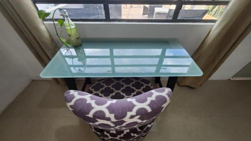 a table and a chair under a glass table at Casa Rafaelita in Mérida