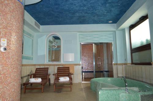 ミラッツォにあるホテル イル プリンシペのバスルーム(バスタブ、椅子2脚、バスタブ付)