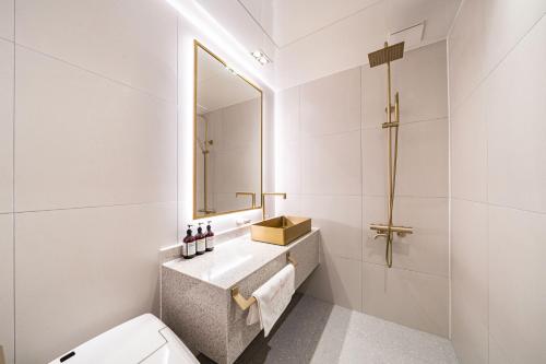 Un baño de HotelInsta Main Branch