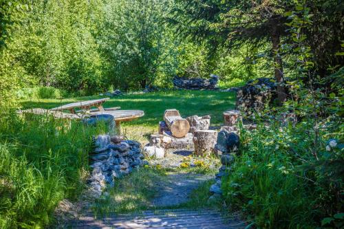 Jardín al aire libre en Midnight Sun Log Cabins