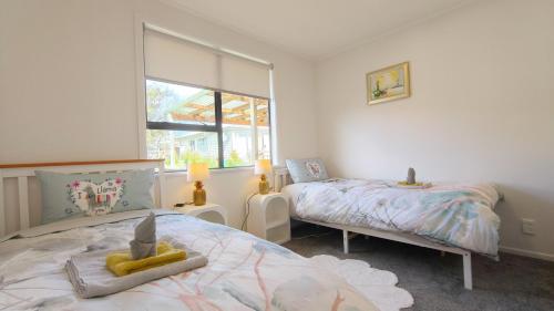 Ένα ή περισσότερα κρεβάτια σε δωμάτιο στο Cozy 3-Bed Home with Backyard near LynnMall