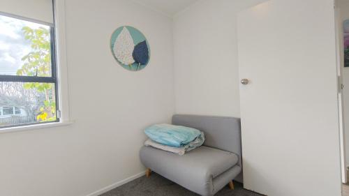 Φωτογραφία από το άλμπουμ του Cozy 3-Bed Home with Backyard near LynnMall στο Ώκλαντ