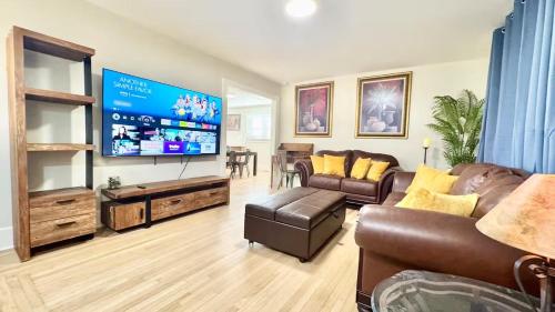 een woonkamer met een grote flatscreen-tv bij Iconic 2BR Bungalow, Short Walk to SJSU, with Parking in San Jose