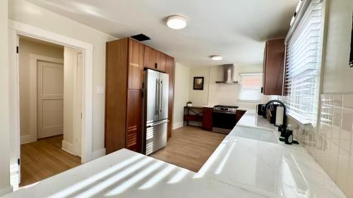 een keuken met een wit aanrecht in een kamer bij Iconic 2BR Bungalow, Short Walk to SJSU, with Parking in San Jose