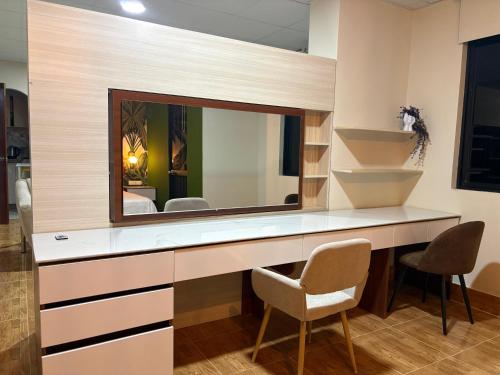 プカルパにあるAmazon Garden Suites - Recojo del aeropuerto incluidoの化粧台(鏡、椅子2脚付)