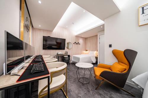 Una habitación de hotel con un escritorio con teclado. en HotelInsta Main Branch, en Pŏlt'ŏ