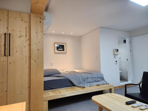 首尔Neovill的带床和木柜的卧室