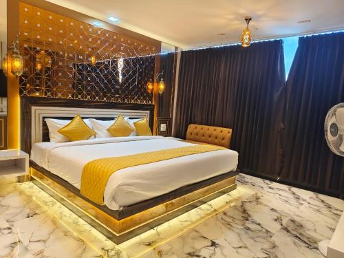 Un ou plusieurs lits dans un hébergement de l'établissement Sara Happy Stay Hotel