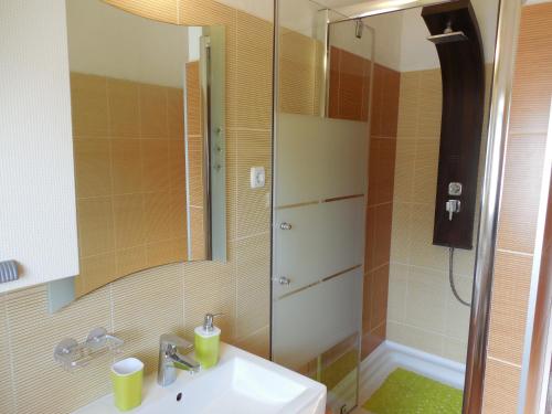 Ванная комната в Orange Bamboo Suite