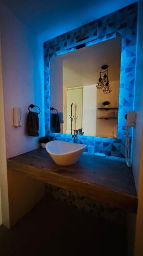 a bathroom with a white bowl on a counter with a mirror at Departamento moderno a un lado de la feria in Pachuca de Soto