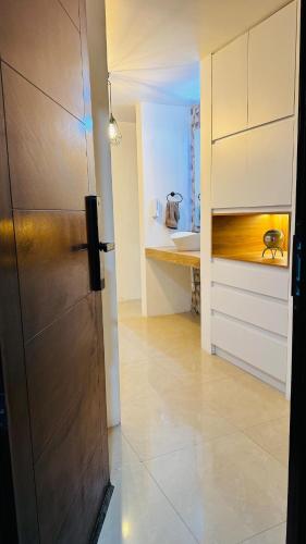 a door to a kitchen with a sink and a counter at Departamento moderno a un lado de la feria in Pachuca de Soto
