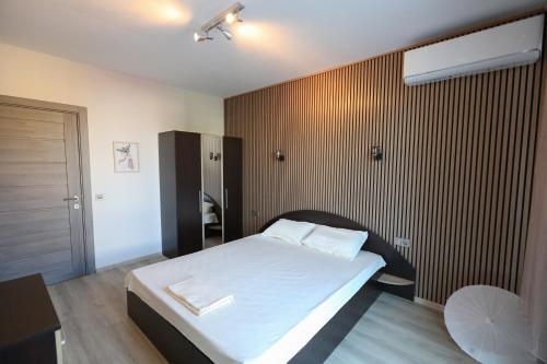 a small bedroom with a bed and a table at Петров 3 in Bŭnzareto