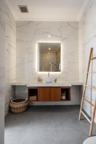 a bathroom with a sink and a mirror at Anna Villa Pererenan in Canggu