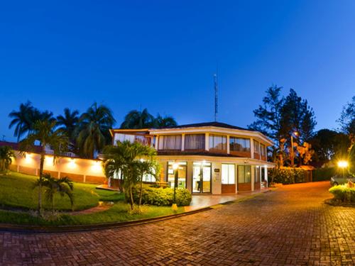 a house with a brick driveway in front of it at Hotel Campestre La Potra in Villavicencio