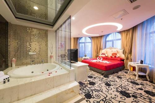 瀋陽市にあるCountry Garden Phoenix Hotel Shenyangの浴槽と豚のベッドがあるバスルーム