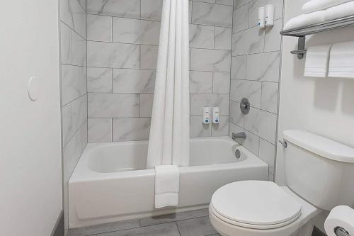 Clarion Inn Idaho Falls Riverfrontにあるバスルーム