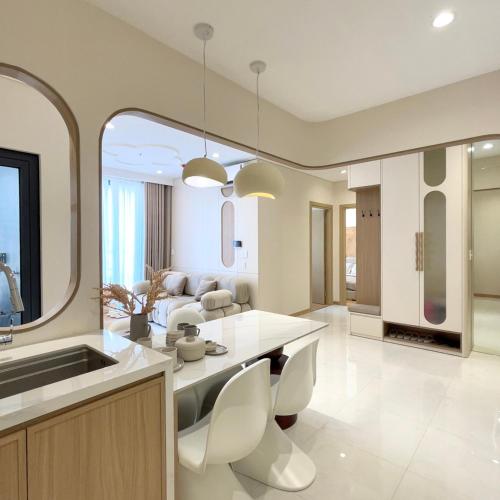 a kitchen and living room with a table and chairs at Pi & Pu Home- Free Gym & Pool- Sentosa Sky Park Hai Phong in An Khê