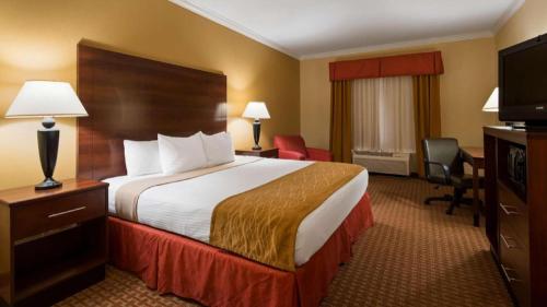 Katil atau katil-katil dalam bilik di Best Western Eufaula Inn