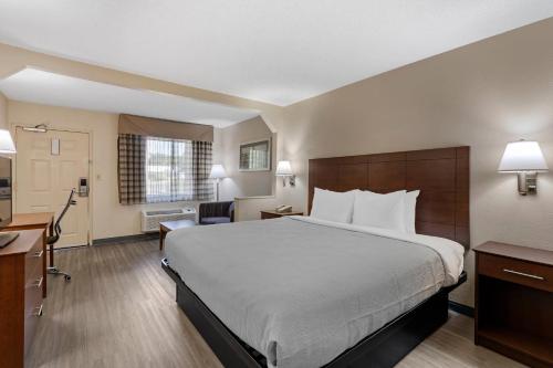 Postel nebo postele na pokoji v ubytování Quality Inn & Suites Stockbridge Atlanta South I-75