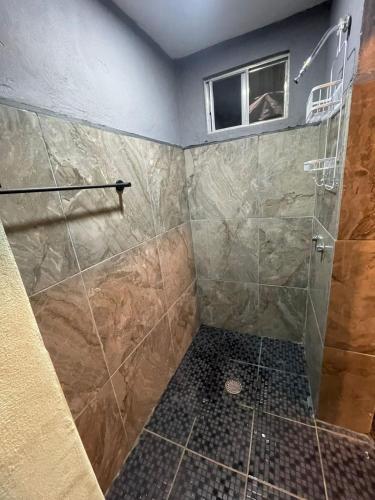 ein Badezimmer mit Dusche mit Glastür in der Unterkunft Home Nino in Guadalajara