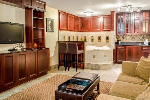 a living room with a tv and a kitchen at Quality Inn Moss Point - Pascagoula in Moss Point