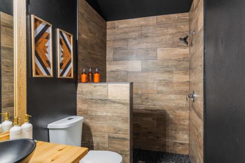 Un baño con inodoro, lavabo y ducha. en NEW Luxury Haven I Game Rooms I Backyard Retreat, en Grand Prairie