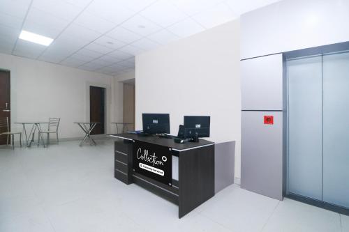 an empty room with a desk with two computers on it at Super Collection O Ranchi Station Near Rajendra Chowk Formerly Bodhraj Paradise in Rānchī