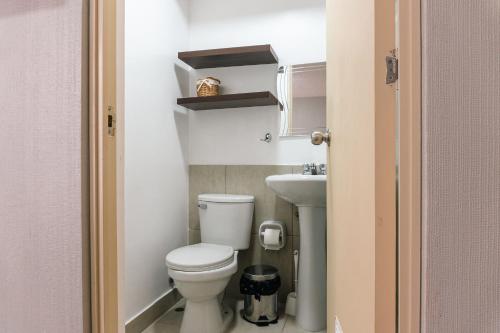 ein kleines Badezimmer mit Toilette und Waschbecken in der Unterkunft Flat Equipado Callao Cerca al Aeropueto Jorge Chávez 2 Dormitorios in Lima