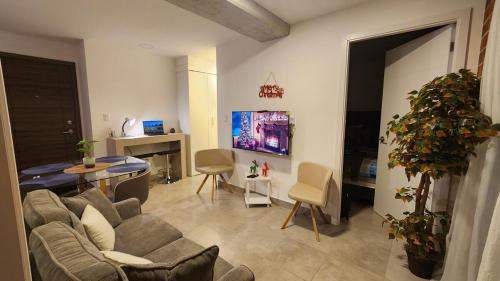 a living room with a couch and a table at 5CERO2 STAYMENTS On Edificio Fiamene Zona 10 Guatemala in Estación Pamplona