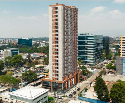 a tall building in the middle of a city at 5CERO2 STAYMENTS On Edificio Fiamene Zona 10 Guatemala in Estación Pamplona