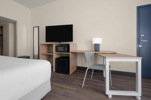 TV a/nebo společenská místnost v ubytování Spark By Hilton Florence North I-95, Sc