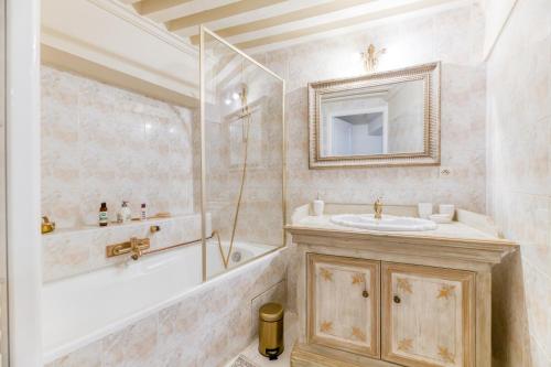 ein Badezimmer mit Waschbecken, Badewanne und Dusche in der Unterkunft Au Château d’Uriage-Chamrousse in Uriage-les-Bains