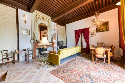 ein Wohnzimmer mit Sofa und Tisch in der Unterkunft Au Château d’Uriage-Chamrousse in Uriage-les-Bains