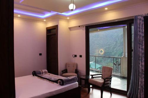 een slaapkamer met een bed en een raam met uitzicht bij The Blessings Annexe in Nainital