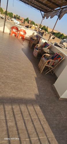 Un restaurante u otro lugar para comer en FADL Kato