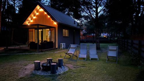 Zahrada ubytování Osada pod Gwiazdami & SPA - DELUXE blisko jezioro, ogrodzony, ognisko, taras, dodatkowa sypialnia