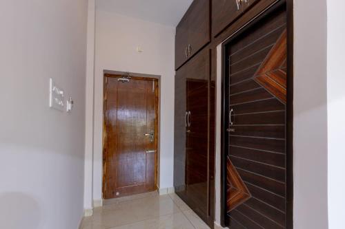 a hallway with a wooden door and a closet at Blue Mount in Kuilapayam