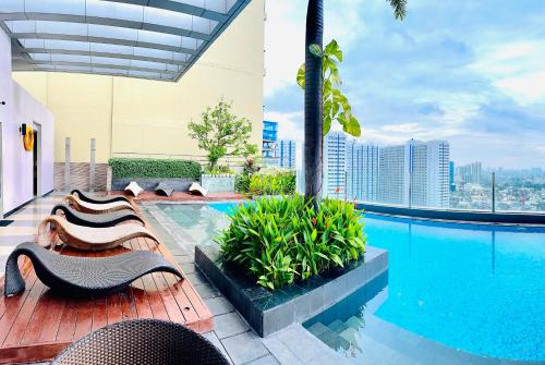 Πισίνα στο ή κοντά στο Tahanan Studio at Salcedo Skysuites