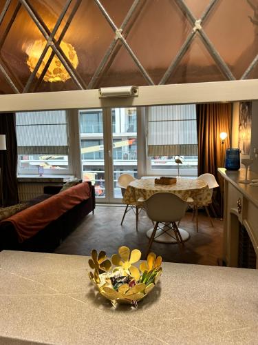 un salon avec une table et une corbeille de fruits sur un comptoir dans l'établissement Petit Nice Oostende, à Ostende