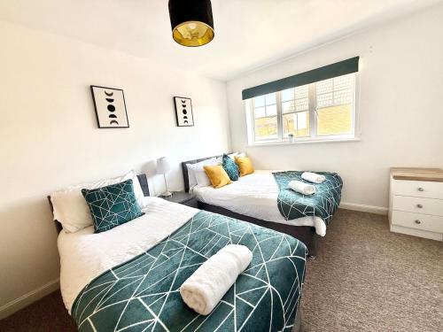 Ένα ή περισσότερα κρεβάτια σε δωμάτιο στο Semi-Detached 3BR House in Ashford with Spacious Driveway in Secure Neighbourhood