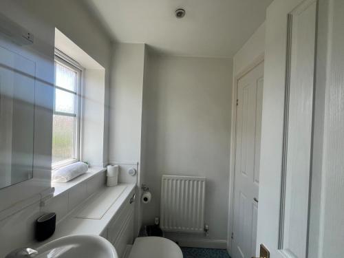 Ένα μπάνιο στο Semi-Detached 3BR House in Ashford with Spacious Driveway in Secure Neighbourhood