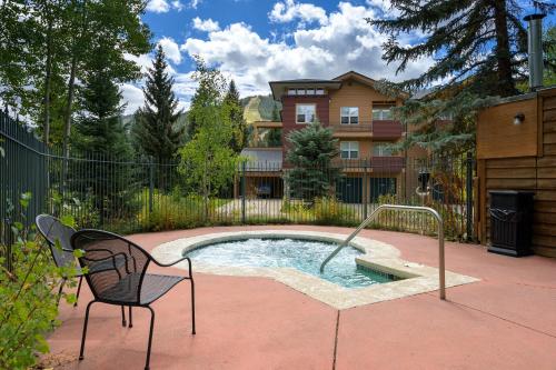 mały basen na podwórku z krzesłem w obiekcie Riverside Retreat condo w mieście Winter Park