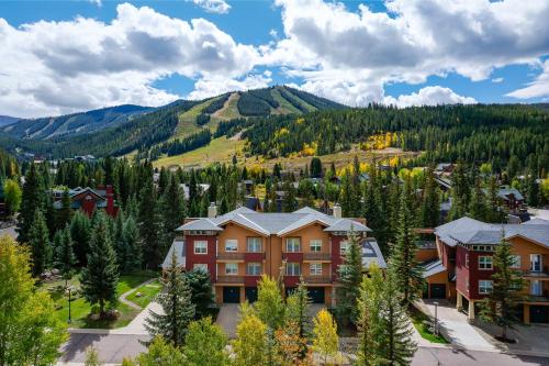 widok z lotu ptaka na ośrodek z górami w tle w obiekcie Riverside Retreat condo w mieście Winter Park